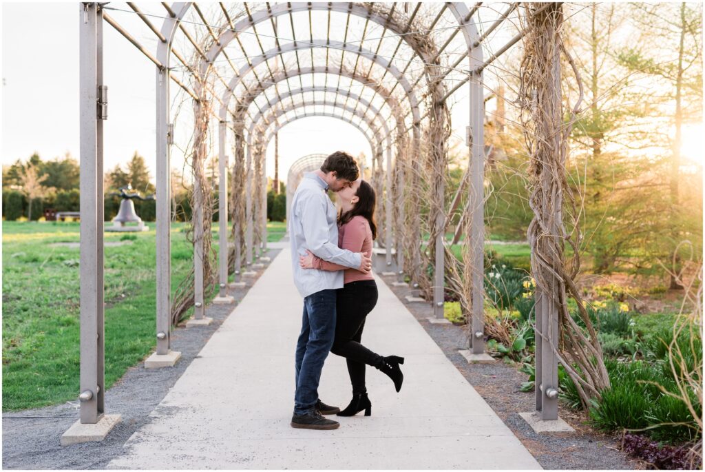 Couple kissing under the arches at the Minneapolis Sculpture Garden.